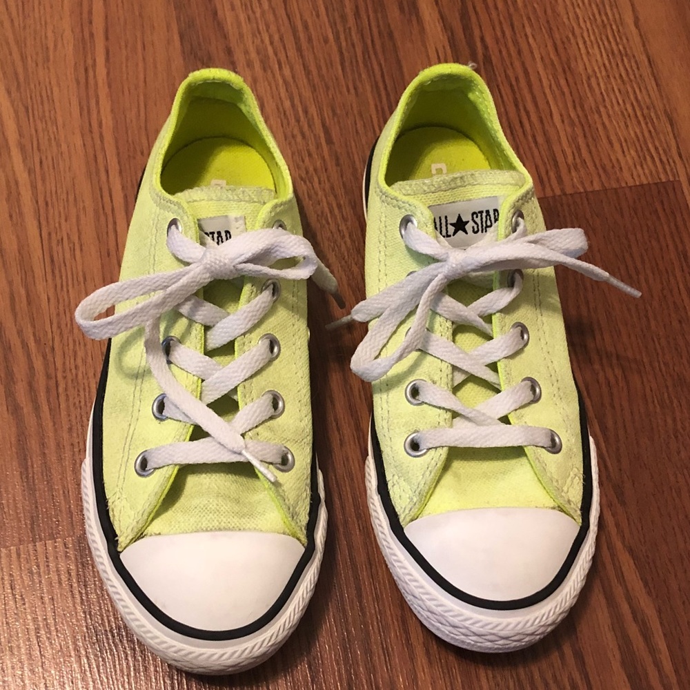 All star lime low top converse sneakers